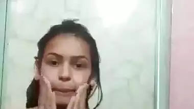 Cute Desi Girl Bathing Vdo