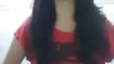 Indian Girl showing boobs saying “mujhe toh yaad hi nahi main bra nahi pahni hu”