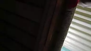 Wife ki friend ko chupke se apne ghar me hi chudayi kar di