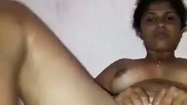 Dehati desi cleaning chut hair using scissors