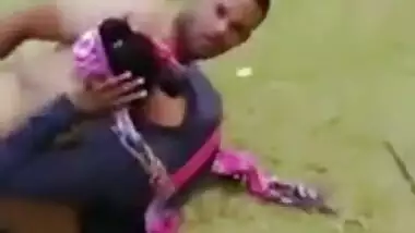 Driver caught lover fucking his wife outdoor in hot Desi mms video