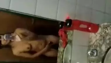 Selfshot Girl Fingering in Bathroom