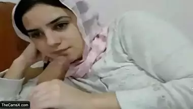 A sexy Pakistani babe sucks a dick on a live webcam