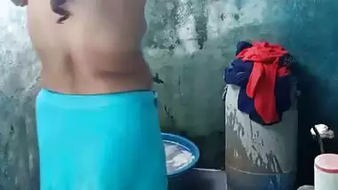 Mature aunty topless bathing caught on camera