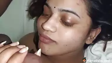 Cheating lady gives a desi blowjob to her horny lover