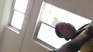 XXX man puts hand in Desi MILF's sari and paws boobs in MMS porn