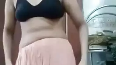 Lovely Desi gal strips naked and shows XXX curves in MMS solo clip