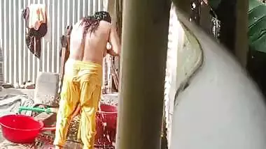 Neighbor Bengali aunty bathing outdoor caught on camera