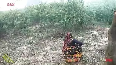 Village aunty sex - Indian MILF slut enjoys playing with her cunt in the forest
