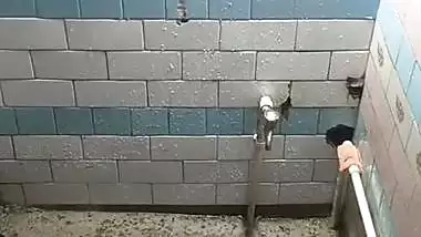 Chubby MILF bathing caught by neighbor viral MMS