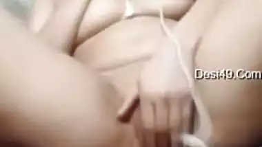 Indian woman masturbates pussy in front of the hubby before sex