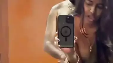 Tamil girl giving handjob to boyfriend in front of mirror