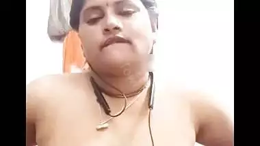 Kannada aunty rubbing pussy and fingering on video call