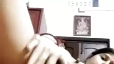 Sexy Bengali beauty rubbing her pussy video