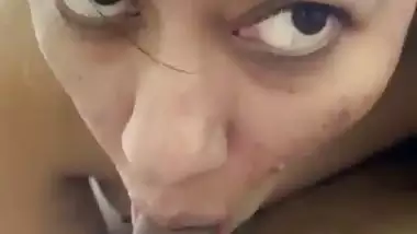 Sexy nude babe gives a desi blowjob to her guy