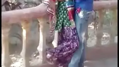 Outdoor Desi mms clip of slim Indian gal caught kissing her lover