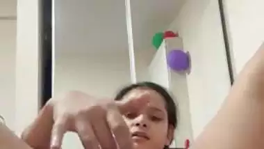 Indian nude babe records her fingering MMS for fun