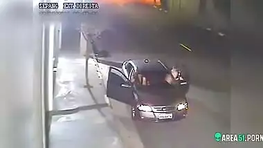 Risky and quick Indian sex on road in the center Mumbai, caught on cam