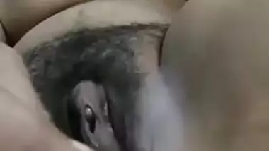 Solo MMS video of naughty Desi wife sticking a banana into XXX slit